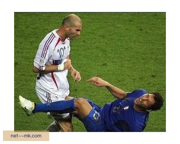 主裁判吉尔·曼萨诺在球飞向球门瞬间吹停比赛引发西班牙足坛巨大争议